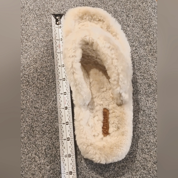 Olukai Kīpe'a Heu Women’s Fuzzy Slipper Sandals in cream - Picture 8 of 11